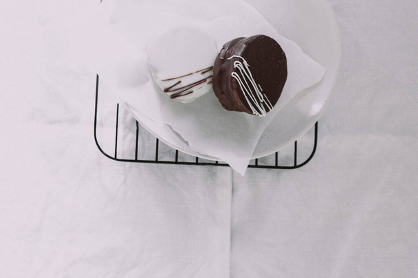 valkoinen ja tumma suklaa alfajores jälkiruoka valkoisella taustalla. Argentiina - Valokuva, kuva