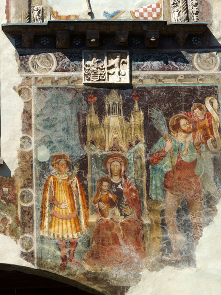 Clusone 、ベルガモ、ロンバルディア、イタリア:歴史的なパラッツォ・コミューン、ファサードのフレスコ画 - 写真・画像