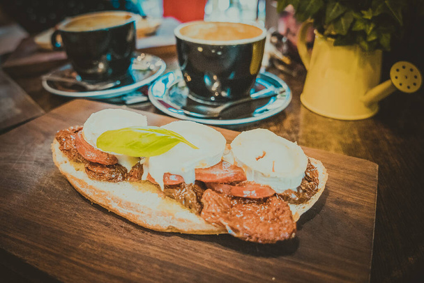 Sanduíches e café, café da manhã em um café
 - Foto, Imagem