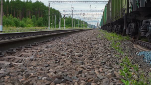 Video von angehaltenem Güterzug auf dem Bahnhof - Filmmaterial, Video