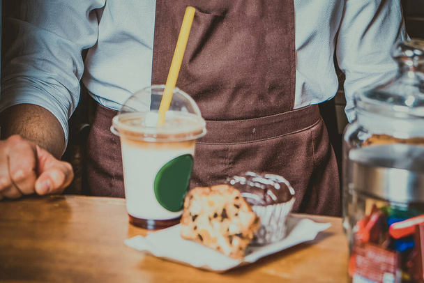 Бариста делает кофе на фоне кафе
 - Фото, изображение