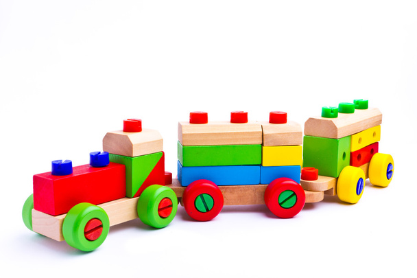 Барвистий дерев'яний іграшковий потяг ізольований на білому тлі
 - Фото, зображення