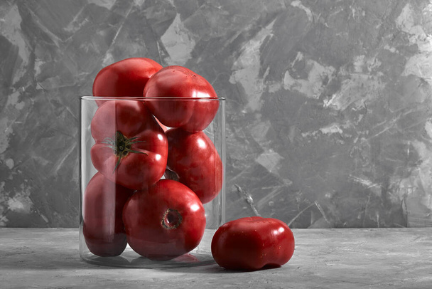 Organic Heirloom Tomato on Rustic Dark Background (en inglés). Corazón de toros rojos. - Foto, imagen