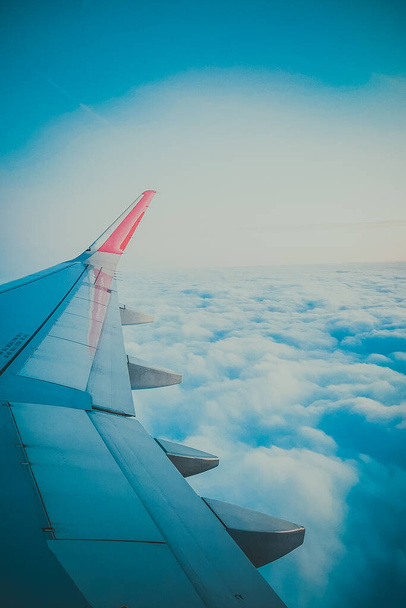 Вид из окна иллюминатора самолета в небе
 - Фото, изображение