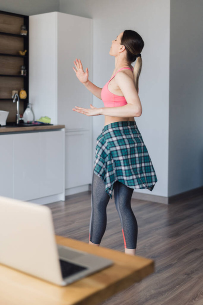 Mulher sorridente dançando no meio da sala de estar se divertindo e vida
 - Foto, Imagem
