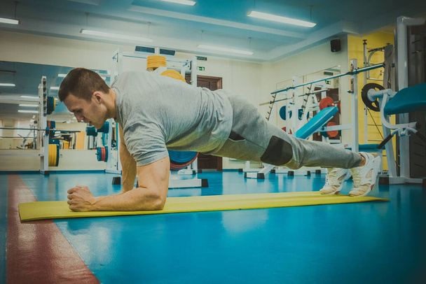 Un hombre va a hacer deporte en el gimnasio
 - Foto, Imagen