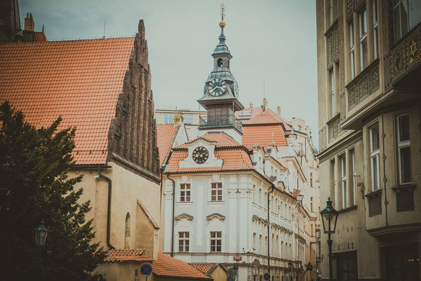 美しい通りと秋の建築｜プラハ - 写真・画像