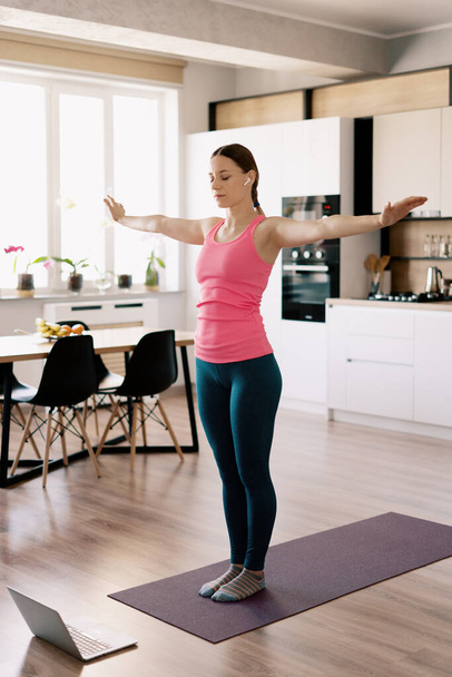 Mulher branca praticando ioga em casa
 - Foto, Imagem