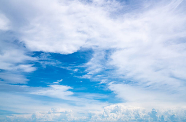 Білі пухнасті хмари на блакитному небі. М'який дотик відчувається, як бавовна. Білі пухнасті хмари накидаються на простір для тексту. Краса в природі. Крупним планом білі кумули хмари текстури фону. Небо в сонячний день
. - Фото, зображення