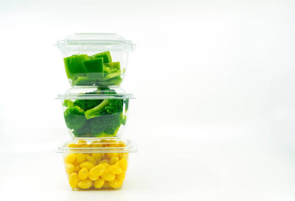 Salat in einer kleinen Plastikbox, getrennt jede Art von Salatgemüse in einem kleinen Behälter, hygienisches Konzept, das von den Kunden ausgewählt und gemischt wird. Brokkoli, grüner Pfeffer, Ginkgo biloba Samen. - Foto, Bild