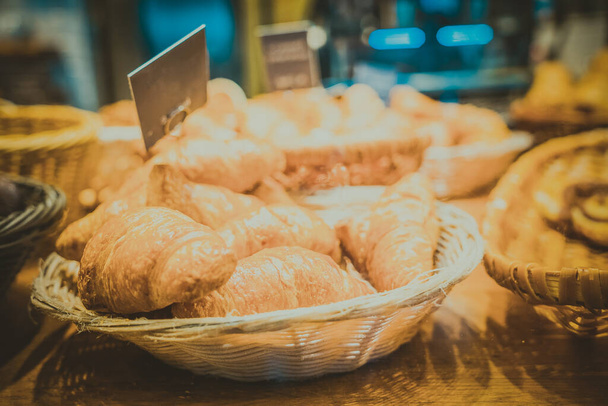 Finom friss péksütemények egy kávézóban reggelire - Fotó, kép
