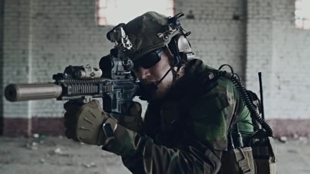 Soldat en équipement MARSOC américain entrant dans un bâtiment abandonné, visant des angles différents avec un fusil d'assaut MK18 - Séquence, vidéo