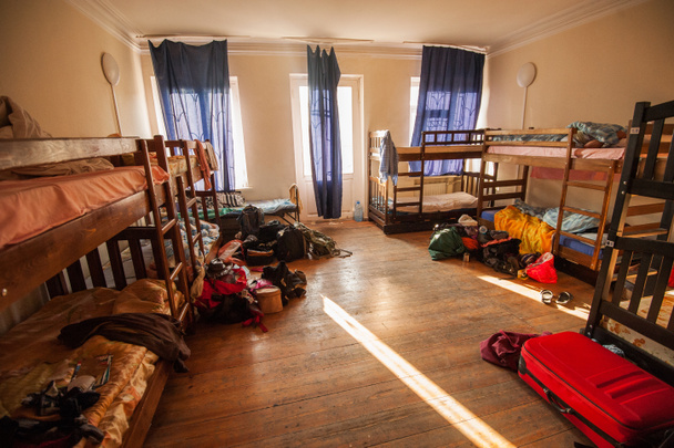 bedden in hostel - Foto, afbeelding