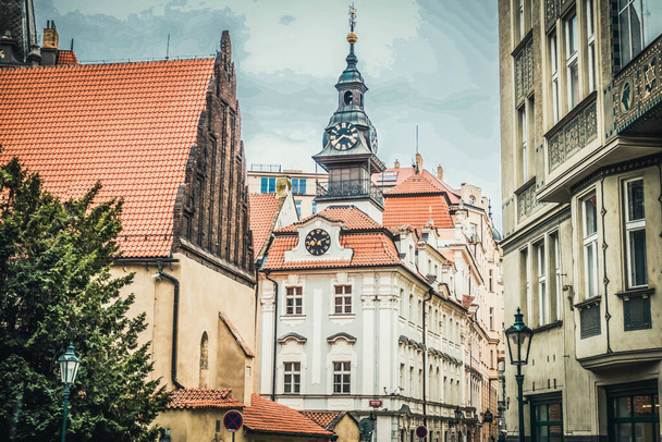 Прекрасні вулиці та архітектура осінньої Праги - Фото, зображення