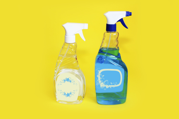 πολύχρωμα πλαστικά μπουκάλια ψεκασμού για ένα νοικοκυριό χημικές ουσίες - Φωτογραφία, εικόνα