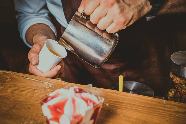Káva a zmrzlina na dřevěném pozadí - Fotografie, Obrázek