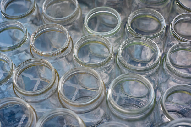 Classificação e recolha de recipientes de vidro para reciclagem e reutilização
. - Foto, Imagem