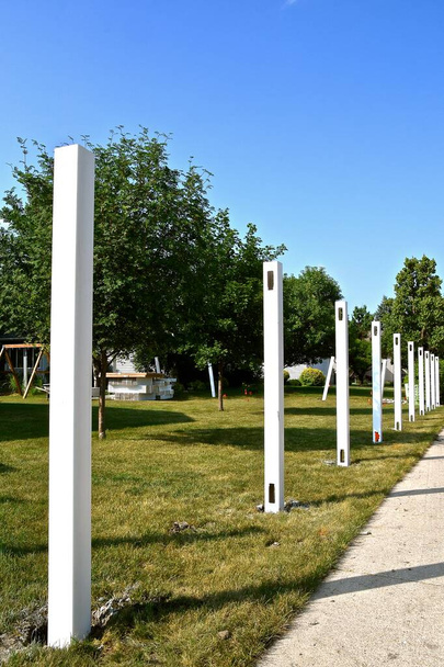 Лінія білих вінілових стовпів на місці для нового паркану на задньому дворі
. - Фото, зображення