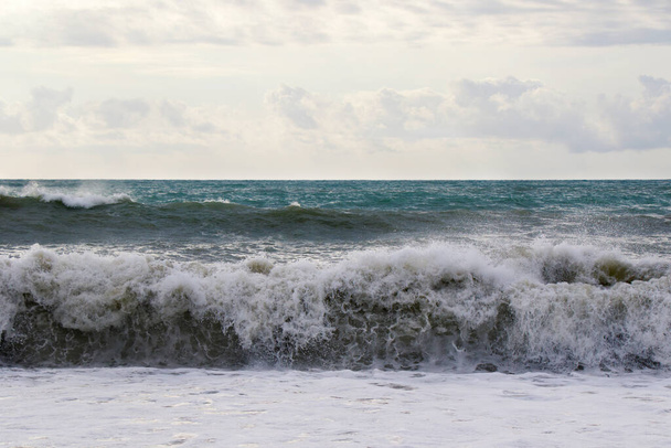 Stürmisches Wetter, Wellen und Spritzer in Batumi, Georgien. Stürmisches Schwarzes Meer. Hintergrund Wasser. - Foto, Bild