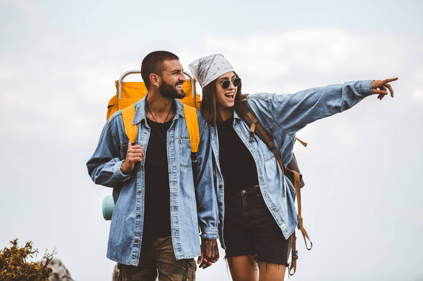 Turisté s batohy chůze těší na horském jezeře - Fotografie, Obrázek