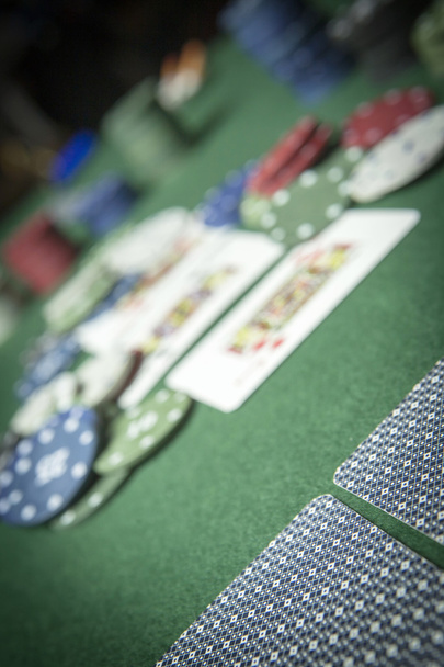 緑のテーブルでのポーカー チップ スタック - 写真・画像