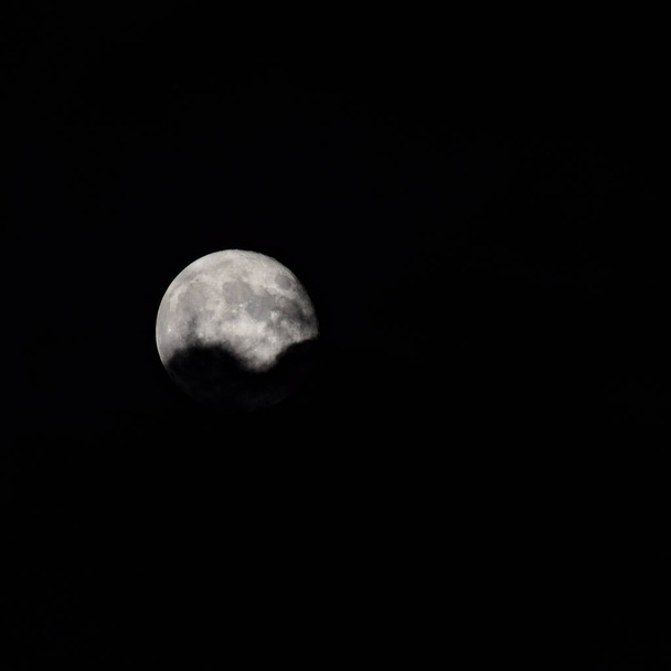 Super Lua na noite escura atrás das nuvens, a lua esconde-se atrás das nuvens durante a noite
 - Foto, Imagem