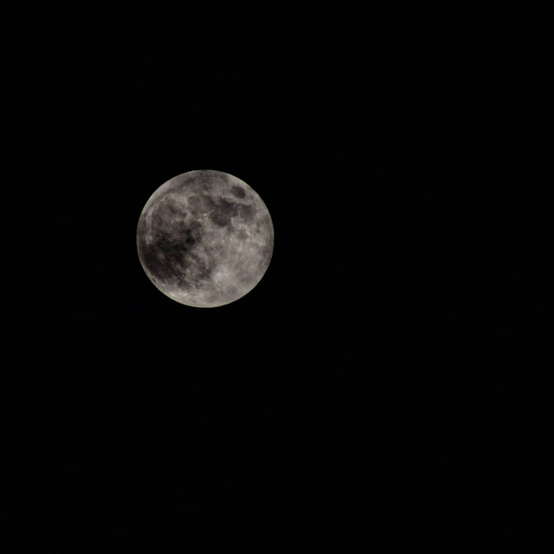 Super Měsíc v temné noci za mraky, měsíc schovaný za mraky v noci - Fotografie, Obrázek