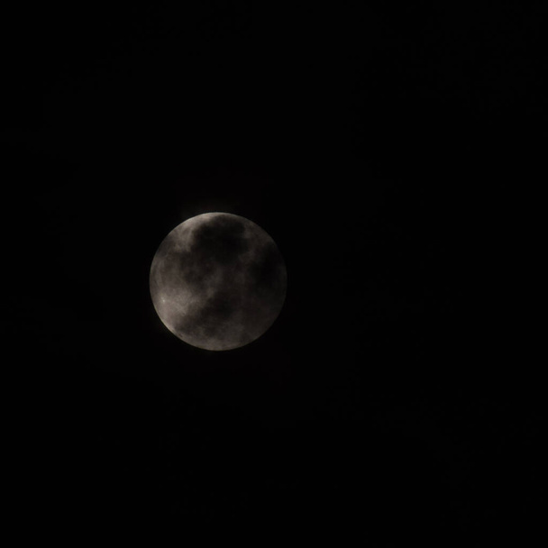 Super Luna nella notte buia dietro le nuvole, la luna si nasconde dietro le nuvole durante la notte - Foto, immagini