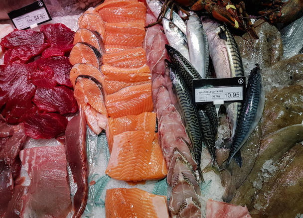 Рыбный отдел в супермаркете. Много видов рыбного филе: тунец, лосось, скумбрия - Фото, изображение