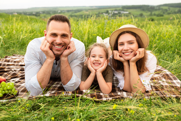 Söpö perhe viettää aikaa yhdessä niityllä - Valokuva, kuva