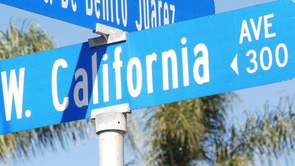 Η πινακίδα του δρόμου της Καλιφόρνια στο σταυροδρόμι. Γραμματοσειρά στο σημείο τομής, σύμβολο του ταξιδιού το καλοκαίρι και τις διακοπές. Τουριστικός προορισμός των ΗΠΑ. Κείμενο στο nameboard στην πόλη κοντά στο Λος Άντζελες, διαδρομή 101. - Φωτογραφία, εικόνα