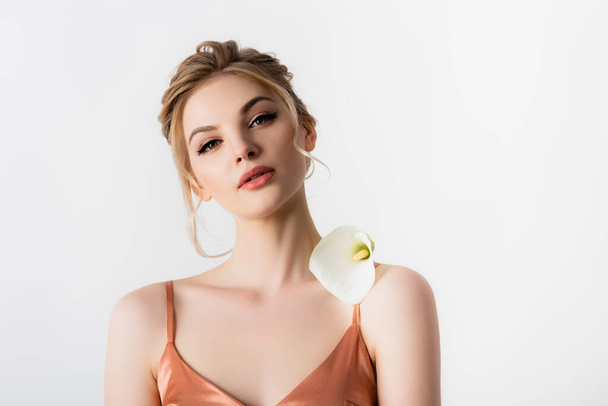 elegancka piękna blondynka gospodarstwa Calla kwiat na ramieniu odizolowany na biały - Zdjęcie, obraz
