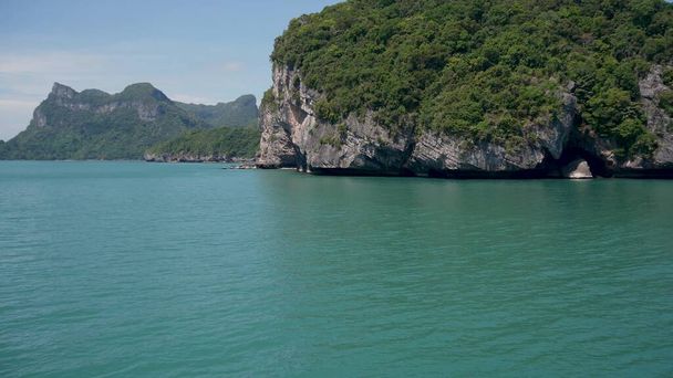 Skupina ostrovů v oceánu v Ang Thong Národního mořního parku v blízkosti turistického ráje Samui tropické letovisko. Souostroví v Thajském zálivu. Idylické tyrkysové moře přírodní pozadí, kopírovat prostor - Fotografie, Obrázek