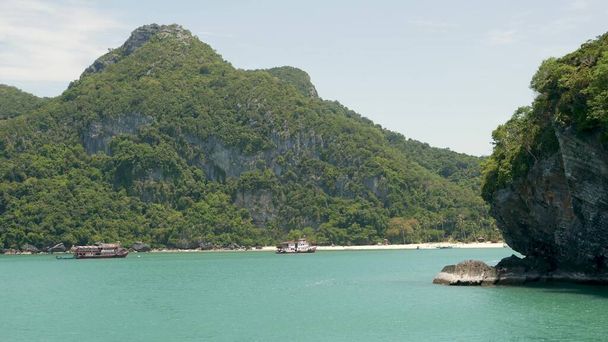Inselgruppe im Meer im Ang Thong National Marine Park in der Nähe des tropischen Urlaubsparadieses Samui. Archipel im Golf von Thailand. Idyllische türkisfarbene Meer natürlichen Hintergrund, Kopierraum - Foto, Bild