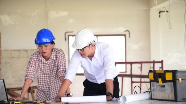 Építőmérnök csapatmunka Biztonság Suit Trust Team Holding Fehér Sárga Biztonsági keménykalap Biztonsági berendezések az építési területen. Hardhat Protect Head for Civil Construction Engineer koncepció - Felvétel, videó