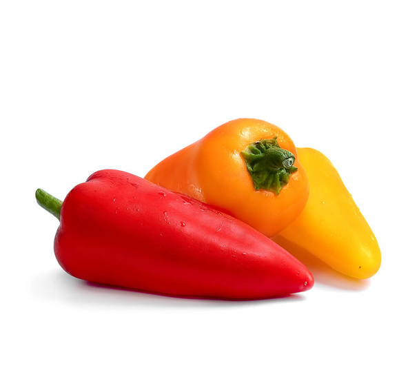 peper salade zoete andere kleur op een witte achtergrond - Foto, afbeelding