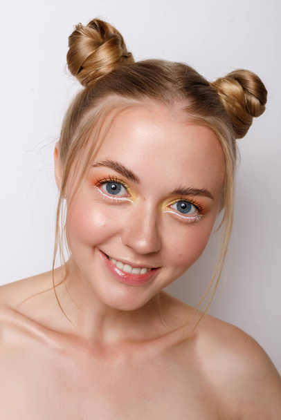 Girl with bright makeup on a white background - Zdjęcie, obraz
