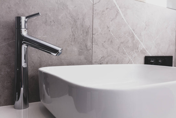 Bacia moderna e torneira no banheiro. Design de interiores em estilo preto e branco
 - Foto, Imagem