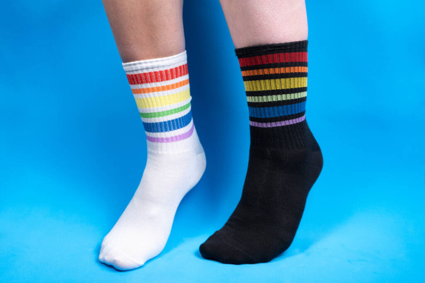 Концепция фото носков с радужными цветами, аллегория - Фото, изображение