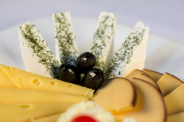 Finom tányér különböző típusú sajtokkal - Fotó, kép