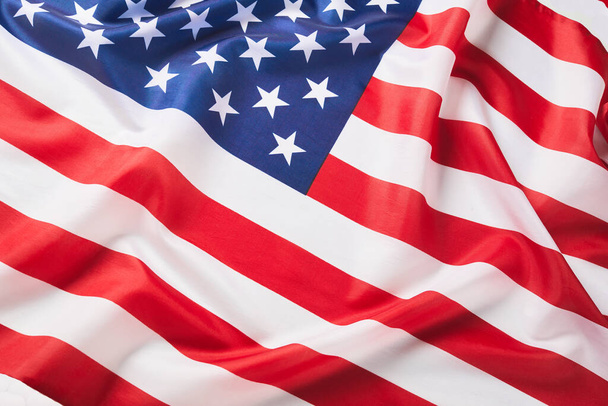 Sluit de ruches van de Amerikaanse vlag. Satijn textuur gebogen vlag van de VS. Memorial Day of 4 juli. Banner en vrijheidsconcept - Foto, afbeelding