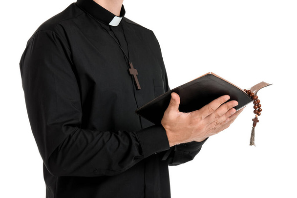Schöner Priester mit Bibel auf weißem Hintergrund - Foto, Bild