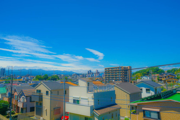 Zona residencial y cielo azul de la zona de Tama
 - Foto, imagen