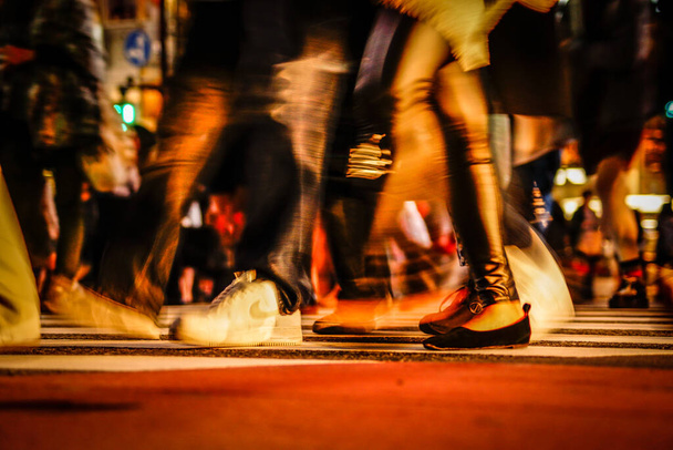 Füße derer, die die Shibuya-Kreuzung überqueren - Foto, Bild