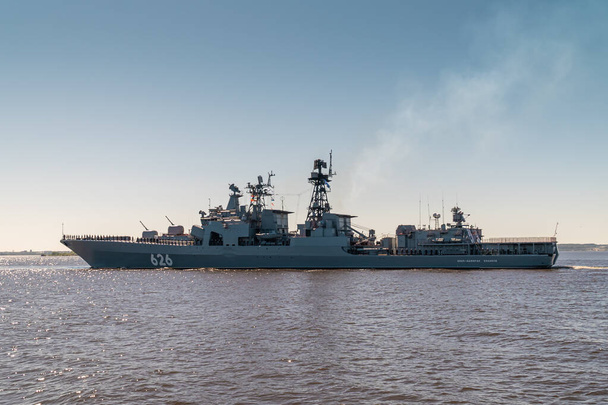 Duży okręt przeciwmorski wiceadmirał Kulakov z projektu 1155 przechodzi koło Kronstadt podczas próby parady morskiej.17, 2020. - Zdjęcie, obraz