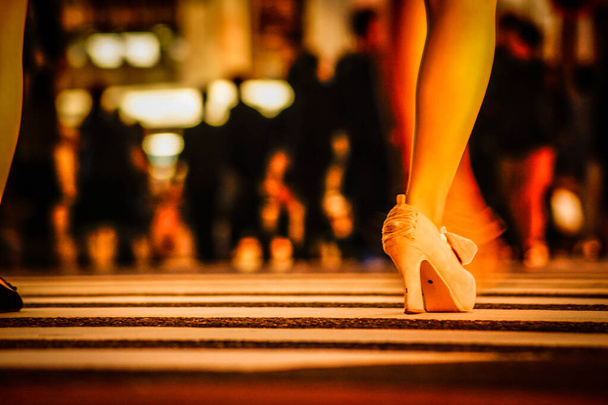 Los pies de los que caminan la intersección Shibuya scramble
 - Foto, Imagen
