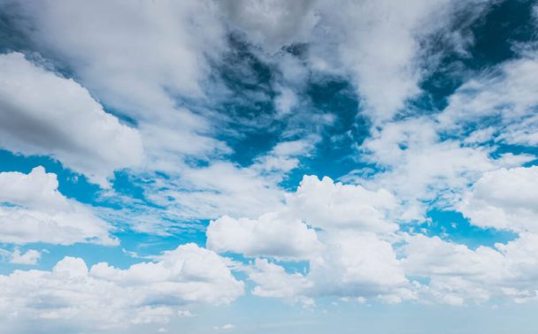 Blue sky white fluffy clouds background. Beautiful blue sky and white cumulus clouds abstract background. Cloudscape background. Blue sky and fluffy white clouds on sunny. - Foto, Bild