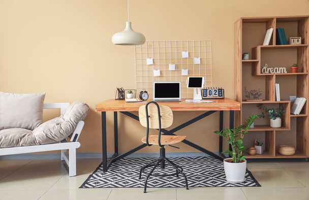 Pohodlné pracoviště s moderními počítači v kanceláři - Fotografie, Obrázek