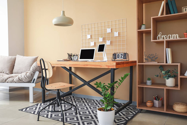 Ofiste modern bilgisayarlarla rahat bir iş yeri - Fotoğraf, Görsel