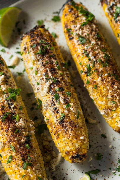 Homemade Spicy Elote Mexican Street Corn with Mayo Lime and Cheese - Foto, imagen